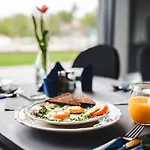 Apartmán W Warszawie Dedykowany Parking Podziemny W Cenie, Wifi, Ac, Blisko Centrum New In Finished To A High Specification Fitted Out To A High Standard On The 7th Floor, Wifi, Underground Parking Price Included