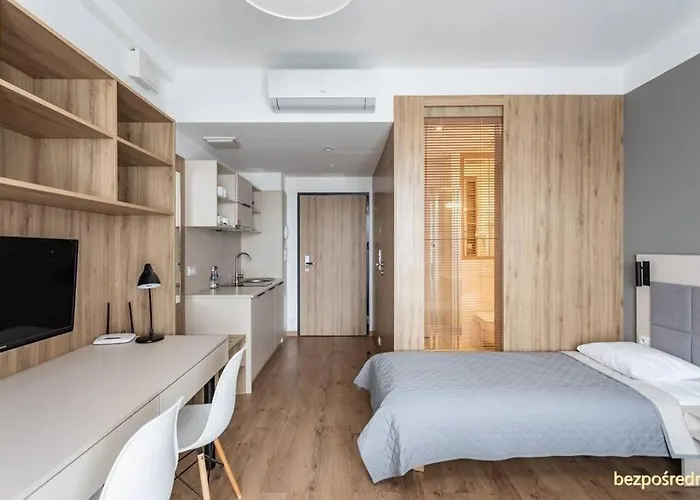 W Warszawie Dedykowany Parking Podziemny W Cenie, Wifi, Ac, Blisko Centrum New In Finished To A High Specification Fitted Out To A High Standard On The 7th Floor, Wifi, Underground Parking Price Included شقة *